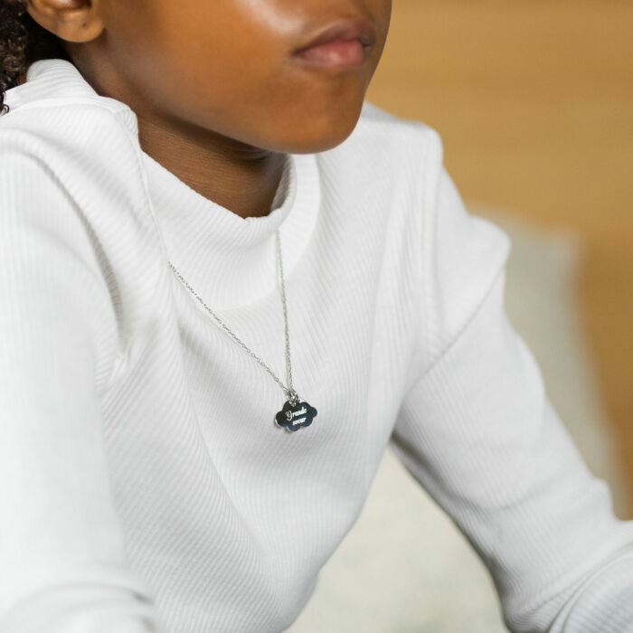 Pendentif enfant personnalisé médaille gravée argent nuage 20x14 mm et breloque coeur email blanc 10 mm - texte