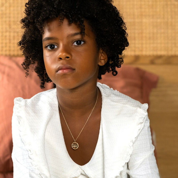 Pendentif enfant personnalisé médaille contour scintillant gravée plaqué or 16 mm - porté