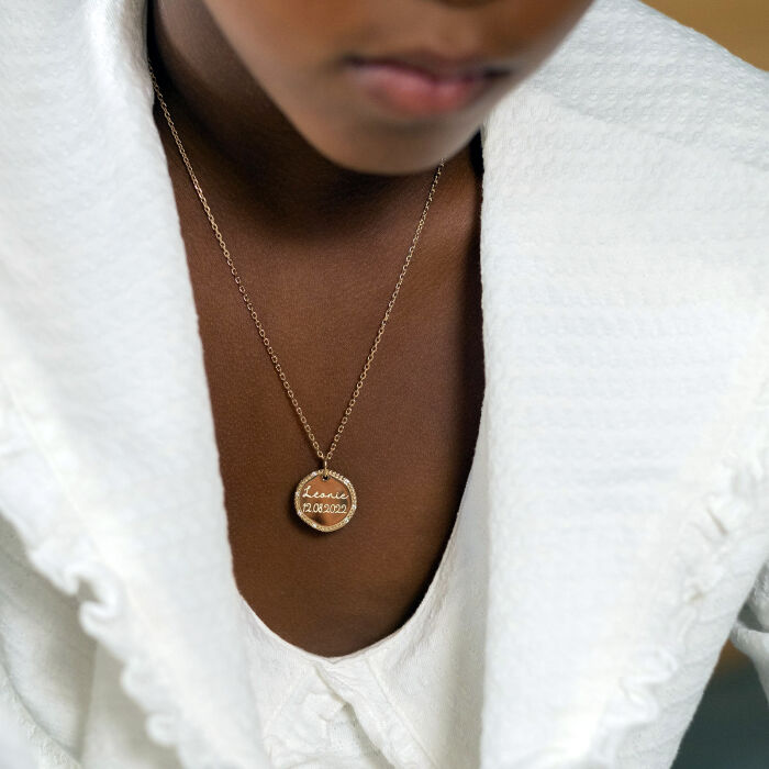 Pendentif enfant personnalisé médaille contour scintillant gravée plaqué or 16 mm - Léonie