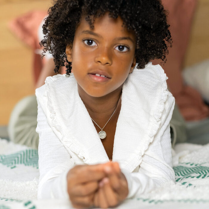 Pendentif enfant personnalisé médaille contour scintillant gravée argent 16 mm - Amélia