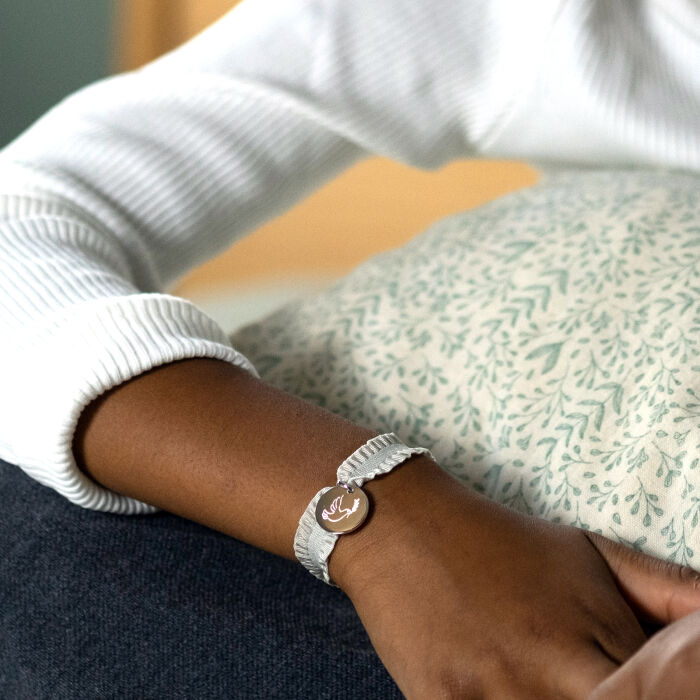 Coffret de bracelets enfant personnalisés cordons élastiques interchangeables médaille gravée argent 15 mm - illustration