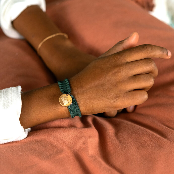 Coffret de bracelets enfant personnalisés cordons élastiques interchangeables médaille gravée plaqué or 15 mm - empreinte