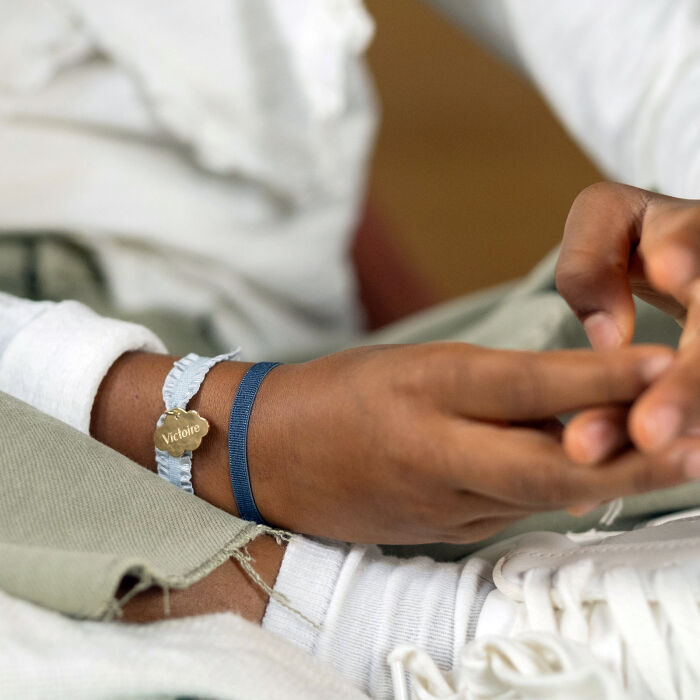 Coffret de bracelets enfant personnalisés cordons élastiques interchangeables médaille gravée plaqué or nuage 20x14 mm - Victoire