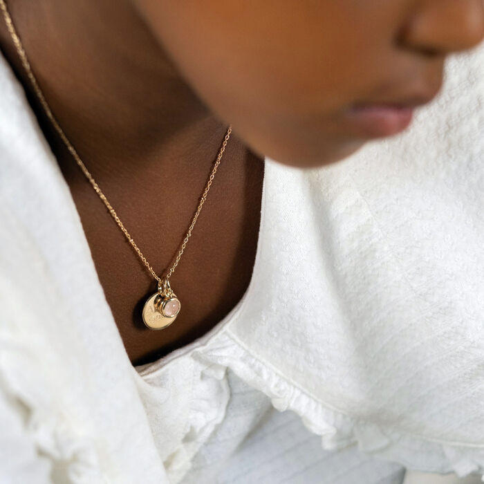 Pendentif enfant personnalisé médaille gravée plaqué or 15 mm et breloque pierre naturelle 8 mm - texte