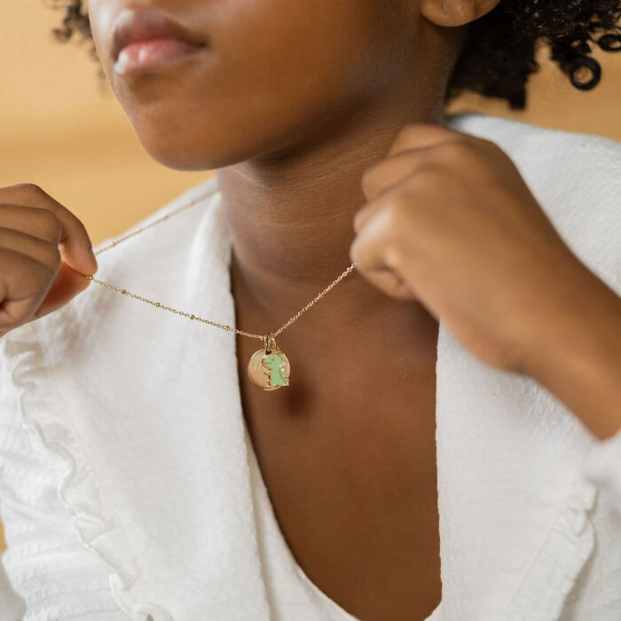 Pendentif enfant personnalisé médaille gravée plaqué or 15 mm et breloque email dinosaure 12 mm