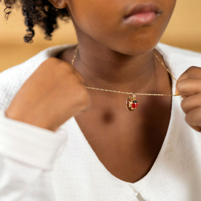 Pendentif enfant personnalisé médaille gravée plaqué or 15 mm et breloque email coccinelle 8 mm - illustration