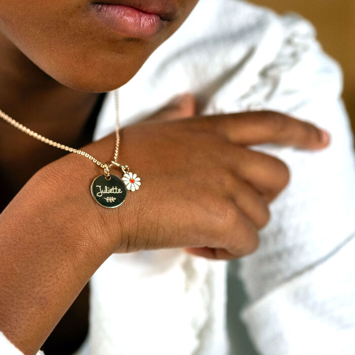 Pendentif enfant personnalisé médaille gravée plaqué or 15 mm et breloque email fleur 8 mm - dessin