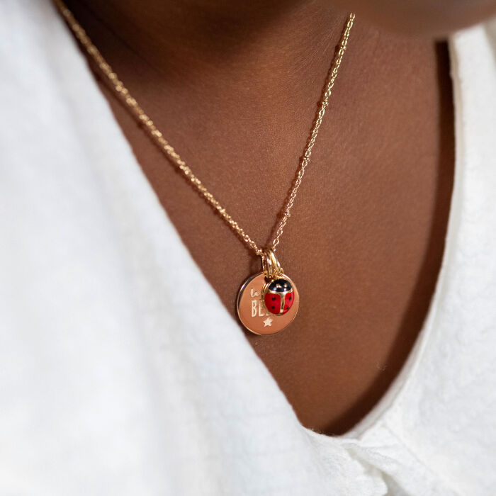 Pendentif enfant personnalisé médaille gravée plaqué or 15 mm et breloque email coccinelle 8 mm - illustration