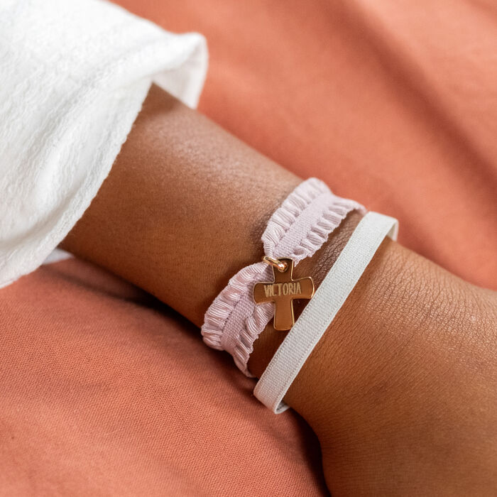 Coffret de bracelets enfant personnalisés cordons élastiques interchangeables médaille gravée plaqué or croix 15x13 mm - Victoria