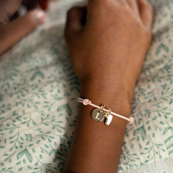 Bracelet enfant personnalisé médaille gravée plaqué or 10 mm et breloque coeur email blanc 10 mm - L