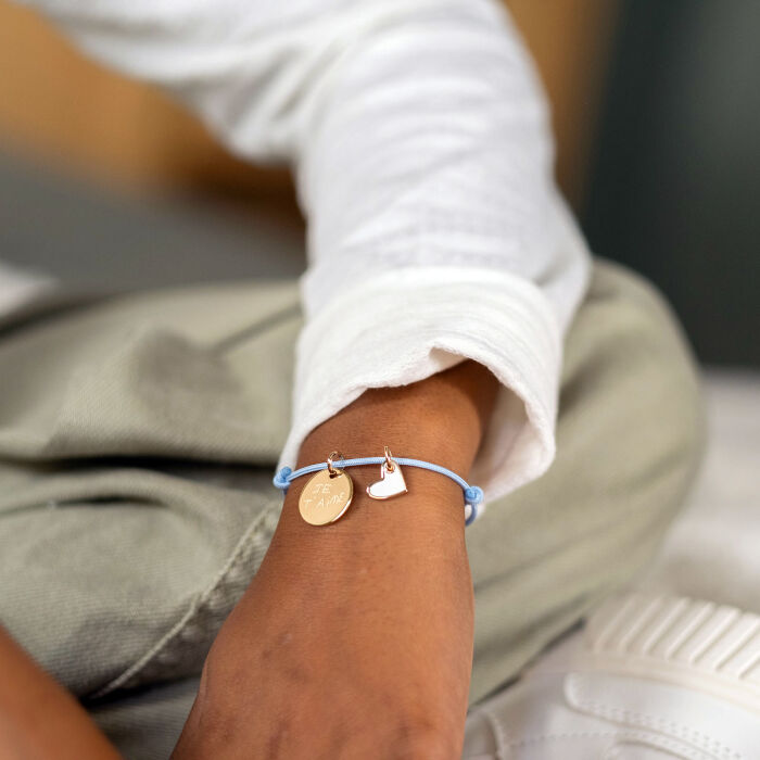 Bracelet enfant personnalisé médaille gravée plaqué or 15 mm et breloque coeur email blanc 10 mm - écrit