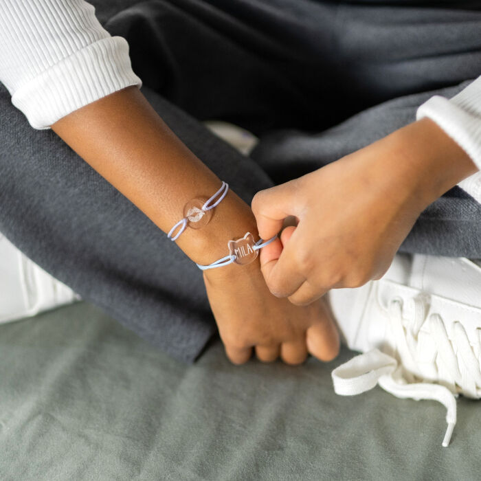 Bracelet personnalisé enfant médaille gravée acrylique 2 trous chat 17x17 mm - Mila