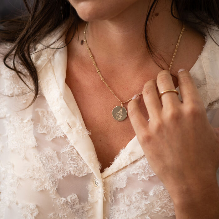 Collier chaîne double personnalisé médaille gravée plaqué or 19 mm - porté