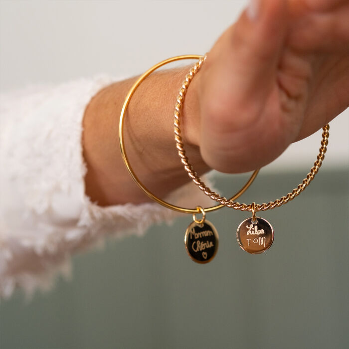 Bracelet personnalisé jonc torsadé plaqué or médaille gravée 15 mm - écrit