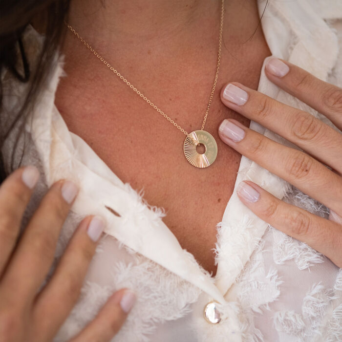 Pendentif personnalisé médaille gravée plaqué or cible soleil 20mm - prénoms