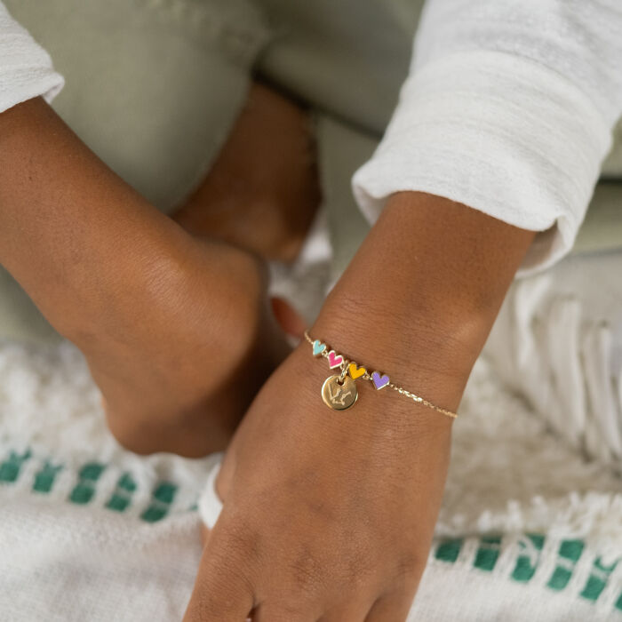 Bracelet chaîne enfant cœur email multicolore personnalisé médaille gravée plaqué or 10 mm - porté