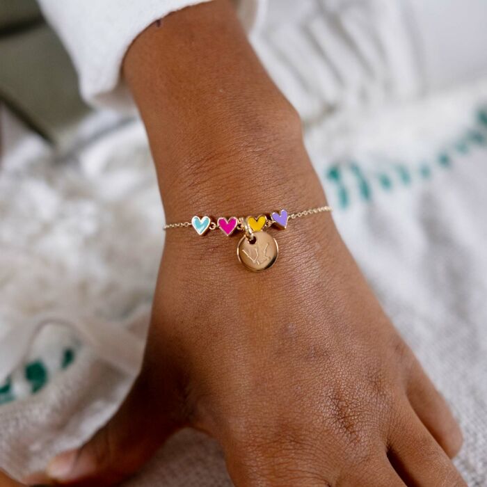 Bracelet chaîne enfant cœur email multicolore personnalisé médaille gravée plaqué or 10 mm - illustration