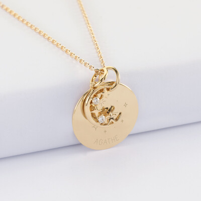 Pendentif personnalisé médaille gravée plaqué or 19 mm et breloque lune scintillante - HappyBulle x Capucine - constellation