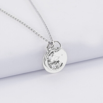 Pendentif personnalisé médaille gravée argent 15 mm et breloque lune scintillante - HappyBulle x Capucine - galaxie
