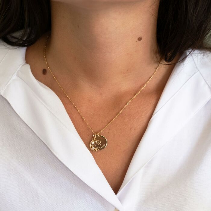 Pendentif personnalisé médaille gravée plaqué or 15 mm et breloque lune scintillante - HappyBulle x Capucine - photo portée