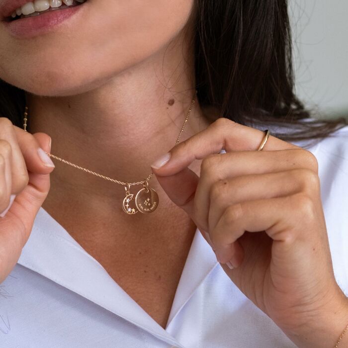 Pendentif personnalisé médaille gravée plaqué or 15 mm et breloque lune scintillante - HappyBulle x Capucine - photo portée