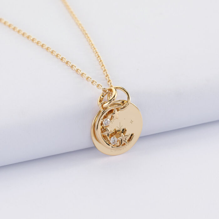 Pendentif enfant personnalisé médaille gravée plaqué or 15 mm et breloque lune scintillante - HappyBulle x Capucine - constellation