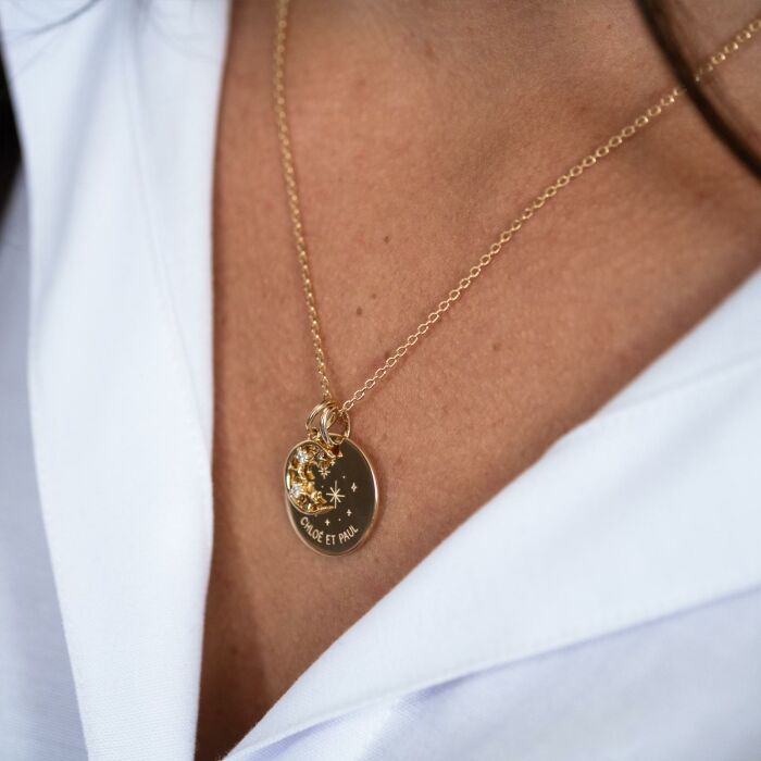 Pendentif personnalisé médaille gravée plaqué or 19 mm et breloque lune scintillante 11 mm - HappyBulle x Capucine - photo portée