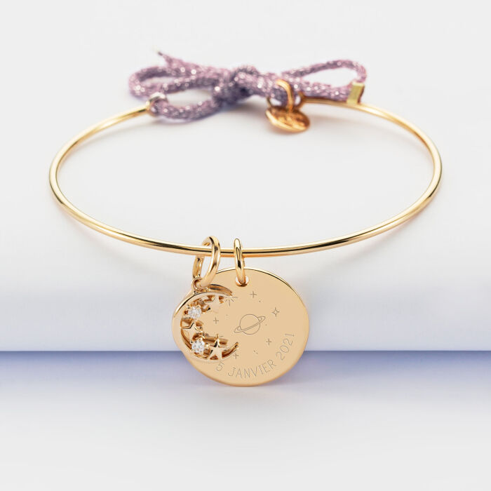 Bracelet personnalisé jonc plaqué or cordon pailleté médaille gravée 19 mm et breloque lune scintillante 11 mm - HappyBulle x Capucine - galaxie