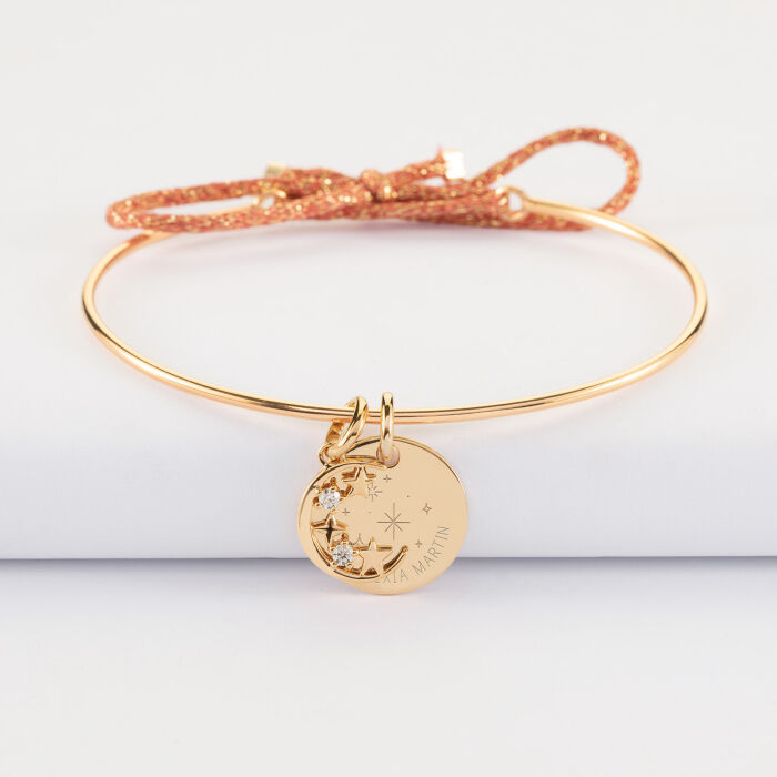 Bracelet personnalisé jonc plaqué or cordon pailleté médaille gravée 15 mm et breloque lune scintillante 11 mm - HappyBulle x Capucine - constellation