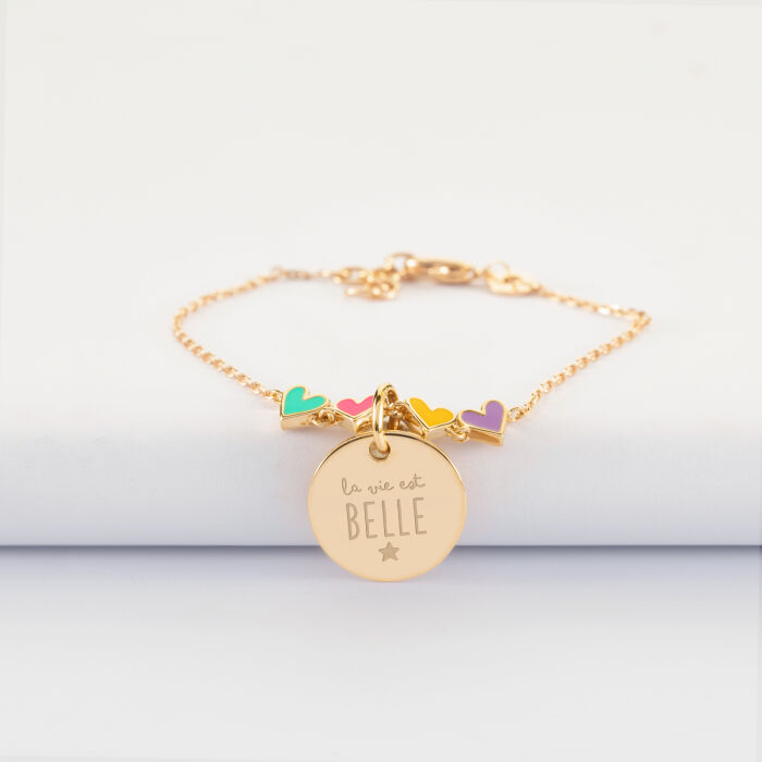 Bracelet chaîne enfant cœur email multicolore personnalisé médaille gravée plaqué or 15 mm - illustration