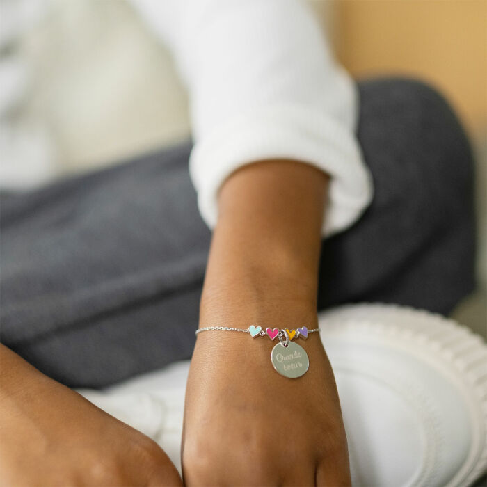 Bracelet chaîne enfant cœur email multicolore personnalisé médaille gravée argent 15 mm - porté