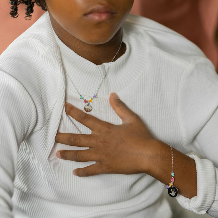 Bracelet chaîne enfant cœur email multicolore personnalisé médaille gravée argent 15 mm - empreinte