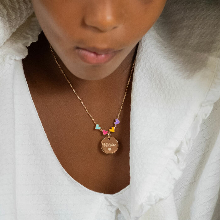 Collier enfant cœur email multicolore personnalisé médaille gravée plaqué or 15 mm - Victoire