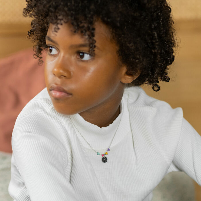 Collier enfant cœur email multicolore personnalisé médaille gravée argent 10 mm - porté