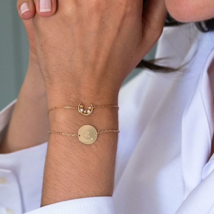 Duo bracelets personnalisés chaine lune scintillante et médaille gravée plaqué or 15 mm - HappyBulle x Capucine - photo portée