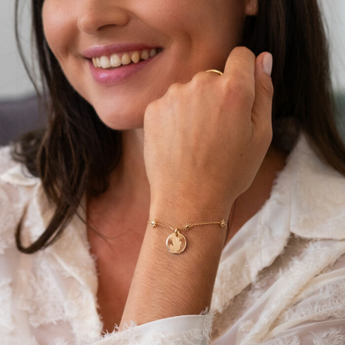 Bracelet chaîne étoile brillante personnalisé médaille gravée plaqué or 15 mm - porté