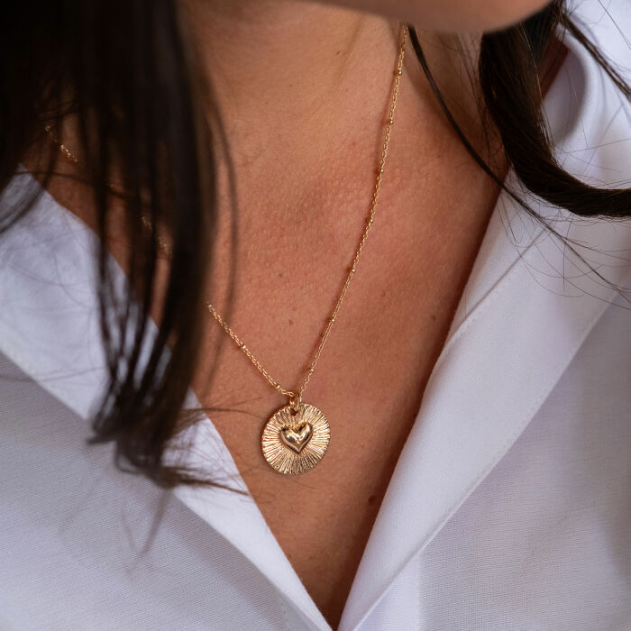 Pendentif personnalisé médaille soleil coeur bombé gravée plaqué or 19 mm - porté