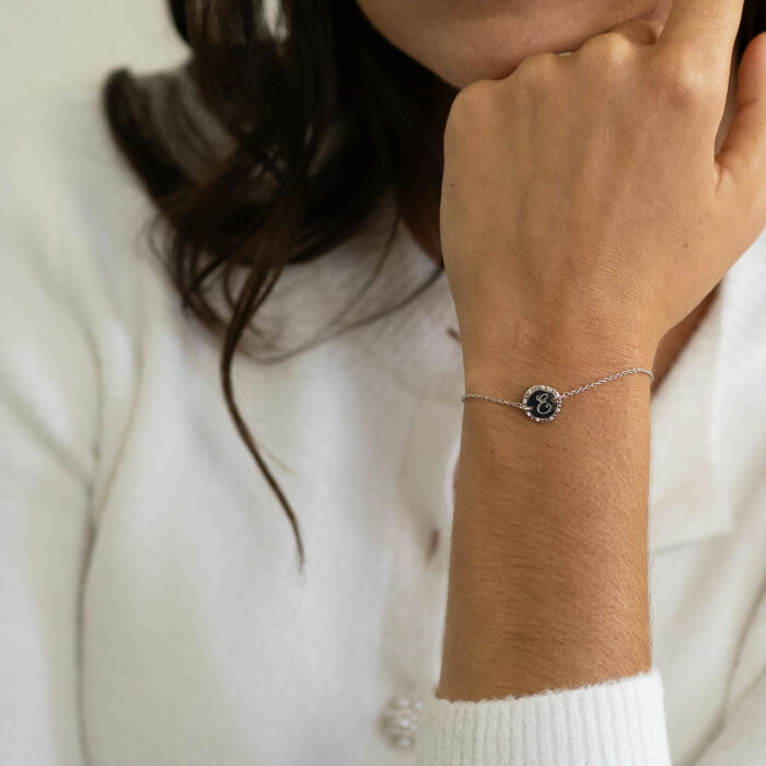 Bracelet chaîne personnalisé médaille contour scintillant gravée argent initiale 11 mm - porté