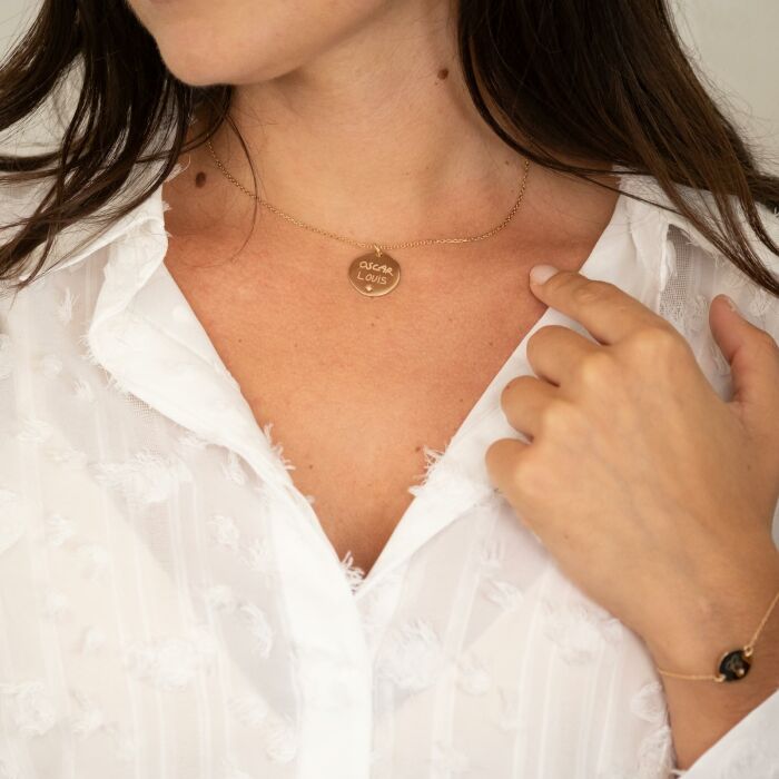 Pendentif personnalisé médaille scintillante gravée plaqué or 20 mm - porté