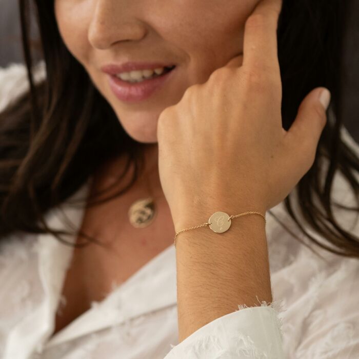 Bracelet chaîne personnalisé médaille scintillante gravée plaqué or initiale 13 mm - porté