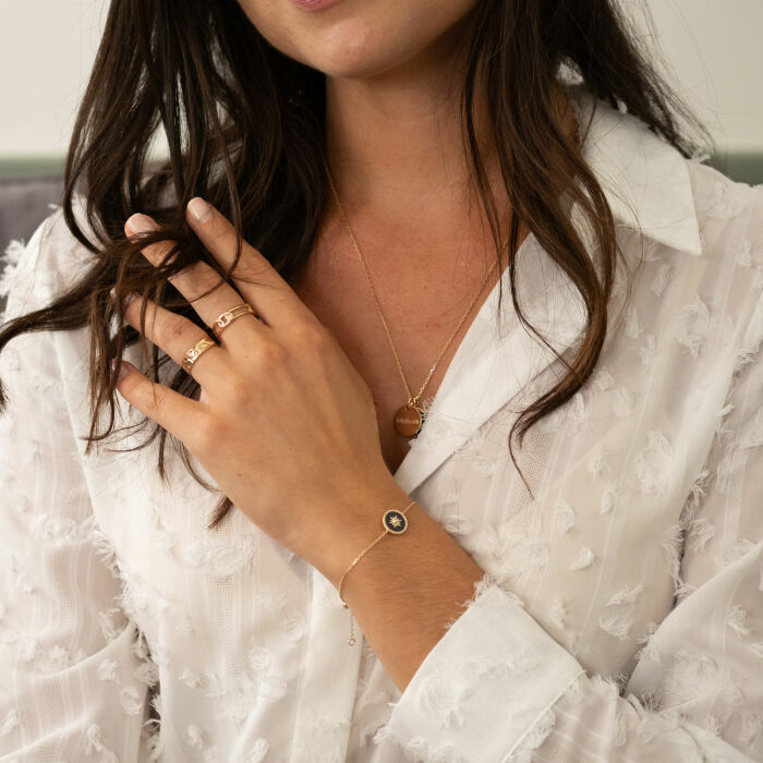 Bracelet chaîne personnalisé médaille gravée plaqué or initiale email noir soleil 12 mm - bijou