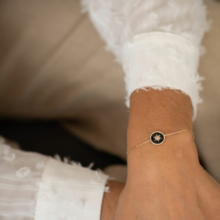 Bracelet chaîne personnalisé médaille gravée plaqué or initiale email noir soleil 12 mm - porté