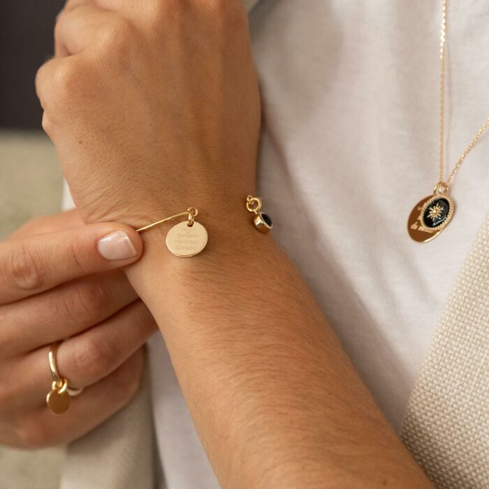 Bracelet personnalisé jonc plaqué or ouvert médaille gravée 15 mm et breloque pierre naturelle 8 mm - illustration