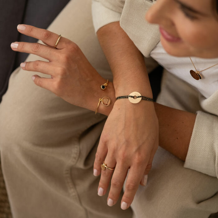 Bracelet personnalisé jonc plaqué or ouvert médaille gravée 15 mm et breloque pierre naturelle 8 mm - porté