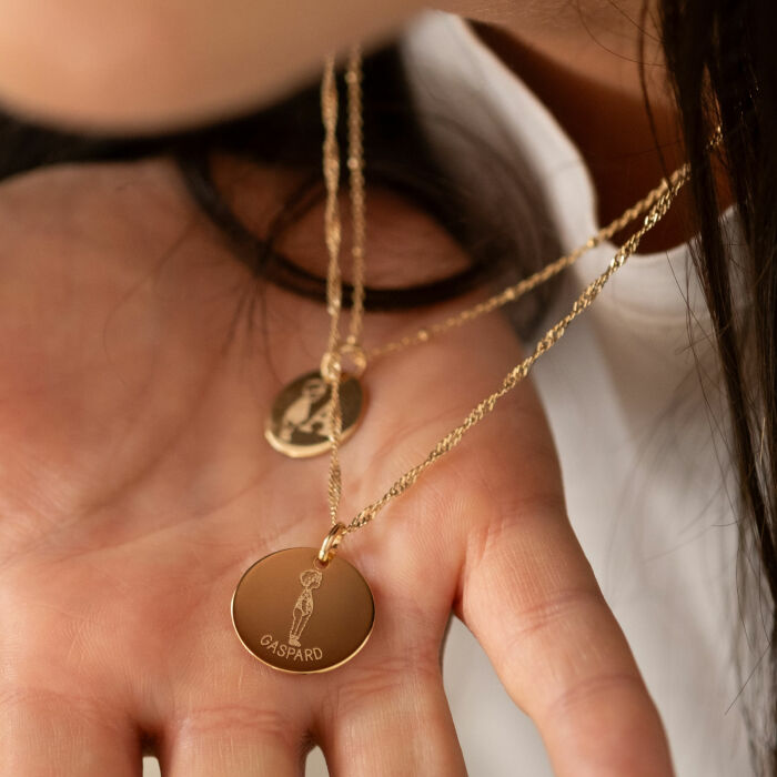 Pendentif personnalisé prénom médaille gravée plaqué or 19 mm - HappyBulle x Marie Savart - illustration