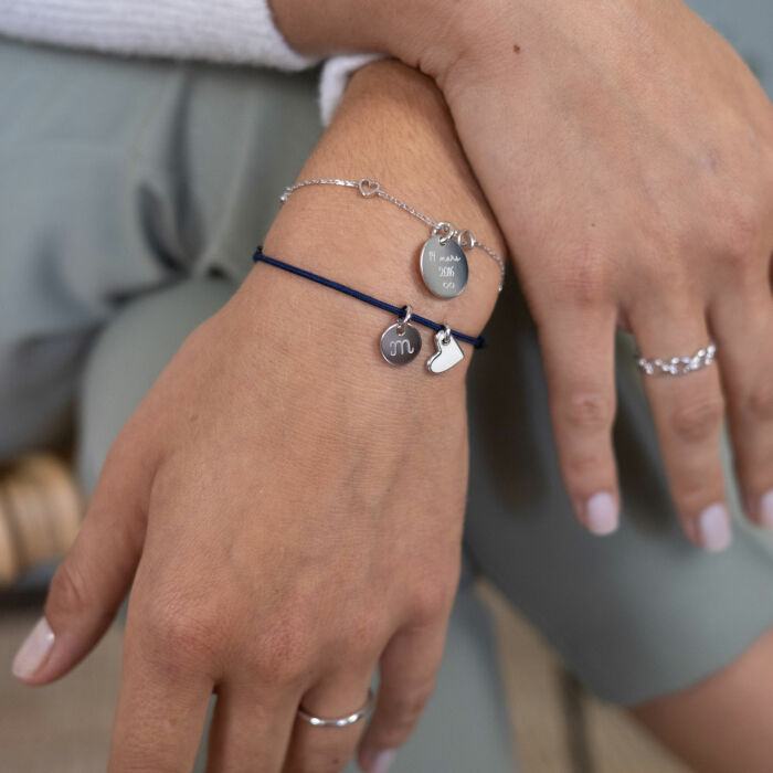 Bracelet personnalisé médaille gravée argent 10 mm et breloque coeur email blanc 10 mm - texte