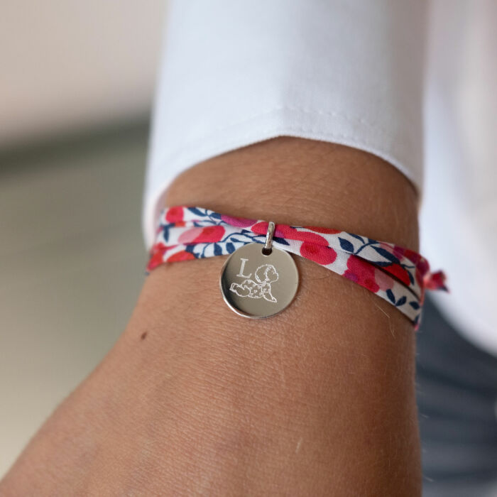 Bracelet 3 tours Liberty personnalisé initiale médaille gravée argent 15 mm - HappyBulle x Marie Savart - illustration