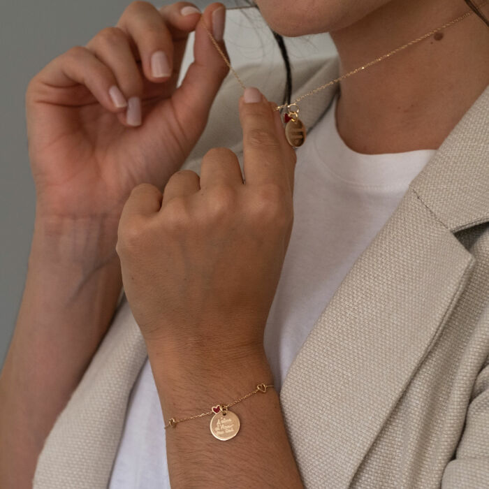 Bracelet chaîne coeurs ajourés et email personnalisé médaille gravée plaqué or 15 mm - dessin
