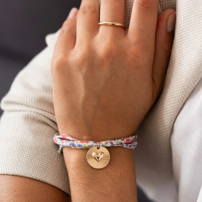 Bracelet 3 tours Liberty personnalisé médaille soleil coeur bombé gravée plaqué or 19 mm - porté