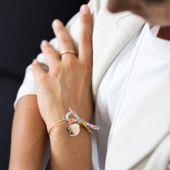 Bracelet personnalisé jonc plaqué or et cordon Liberty médaille gravée 19 mm - dessin